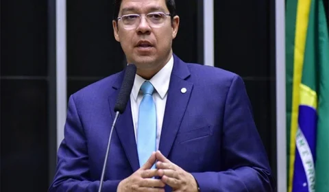 Vice-presidente da Câmara ameaça colocar anistia em pauta assim que Motta se ausentar do país