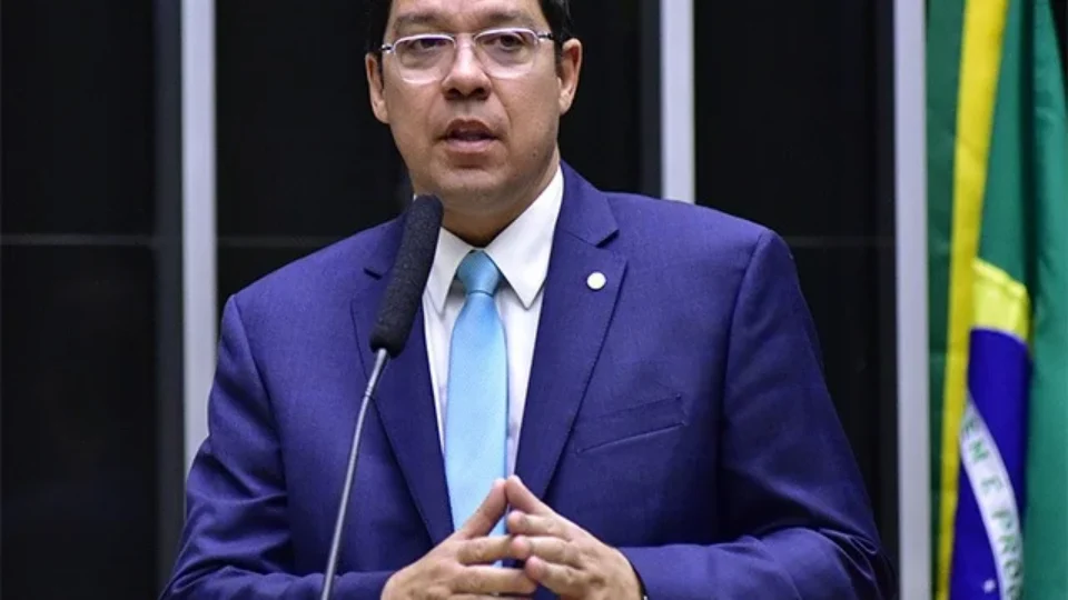Vice-presidente da Câmara ameaça colocar anistia em pauta assim que Motta se ausentar do país