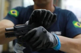 Taurus: Tarifaço obriga fabricante de armas dar férias coletivas a funcionários