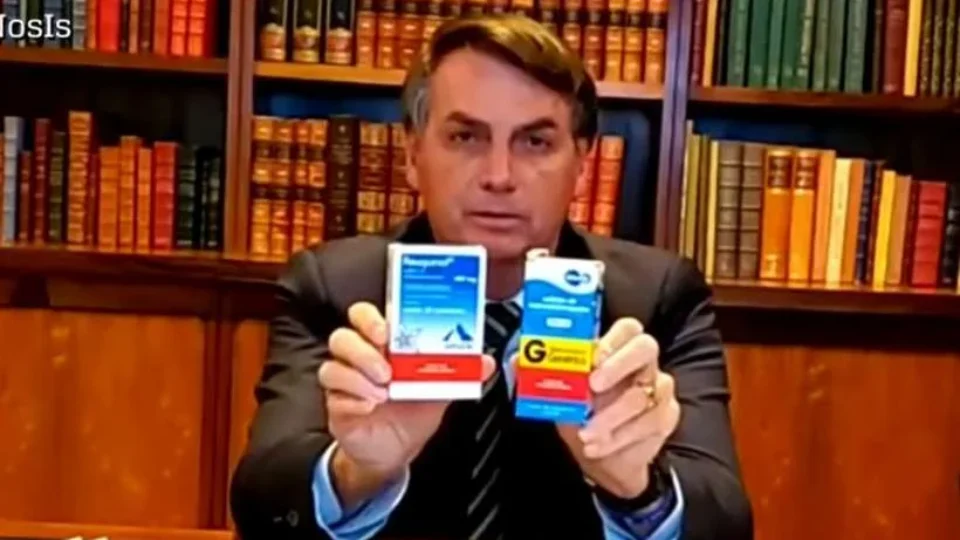 Bolsonaro mandou Cid distribuir remédios de uso proibido durante pandemia da covid-19, diz jornal