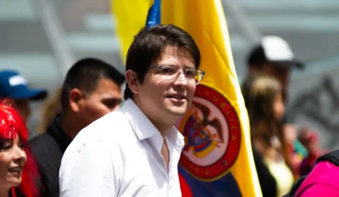 Morre Miguel Uribe, pré-candidato à presidência da Colômbia baleado em comício