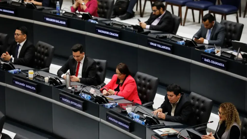 El Salvador retira limite de mandato presidencial, favorecendo Bukele