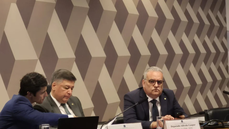 Relator da CPMI do INSS diz que não vai visitar Bolsonaro para manter isenção