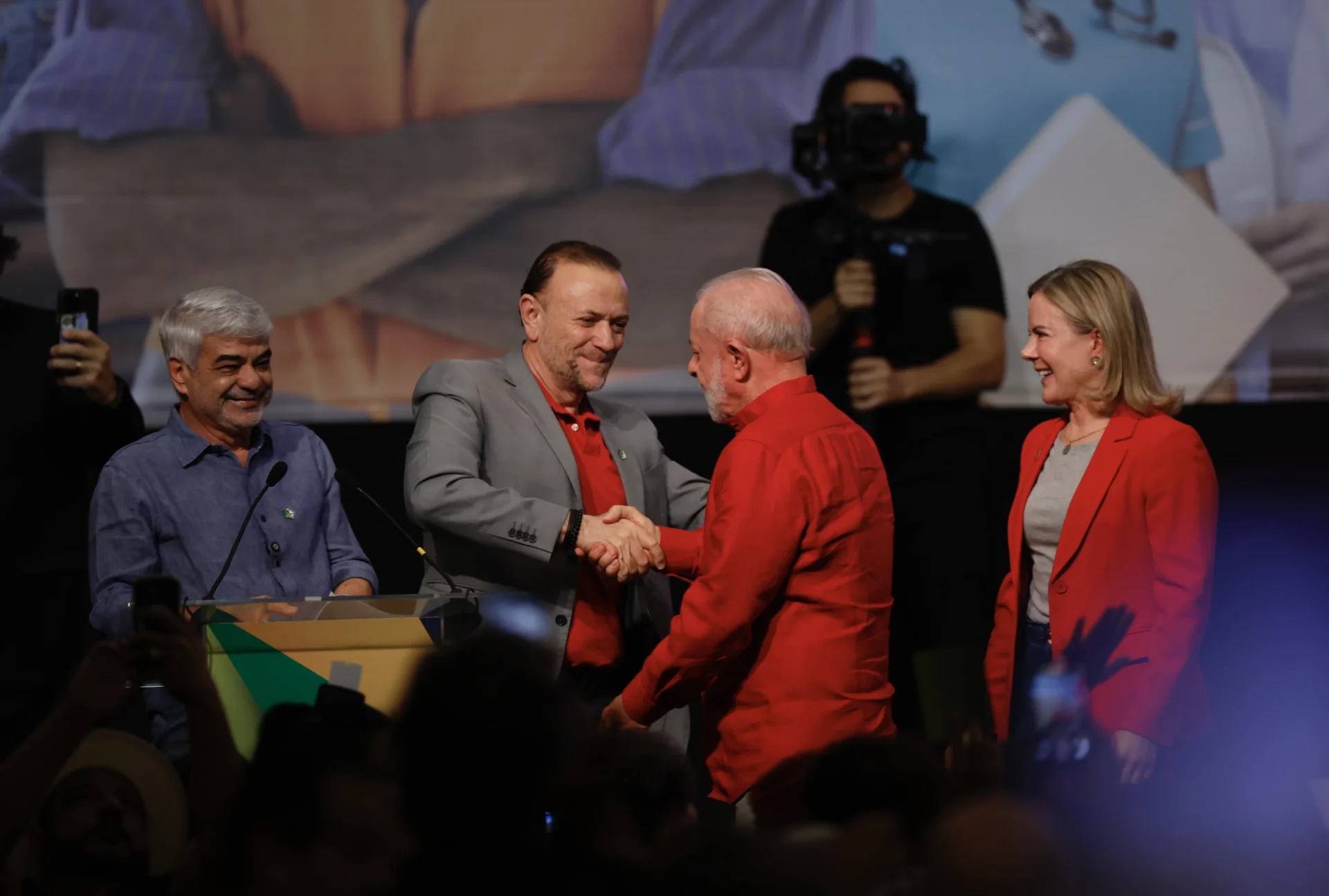 Edinho Silva (novo presidente do PT}) cumprimenta Lula. Pedro Ladeira/Folhapress Trump