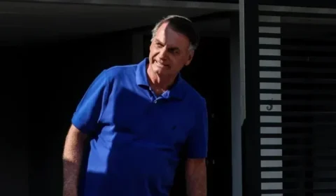 Moraes dá 24 horas para Bolsonaro explicar arma apreendida com agente do GSI