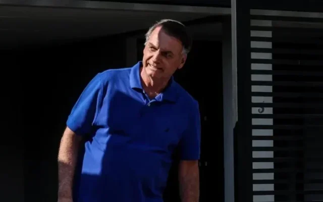 Moraes dá 24 horas para Bolsonaro explicar arma apreendida com agente do GSI