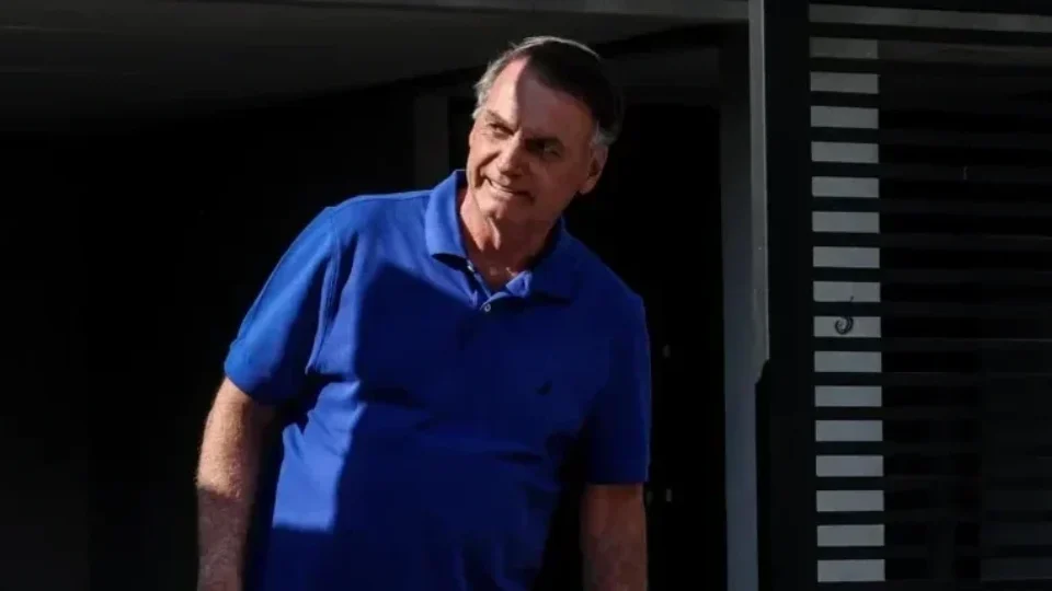 Moraes dá 24 horas para Bolsonaro explicar arma apreendida com agente do GSI