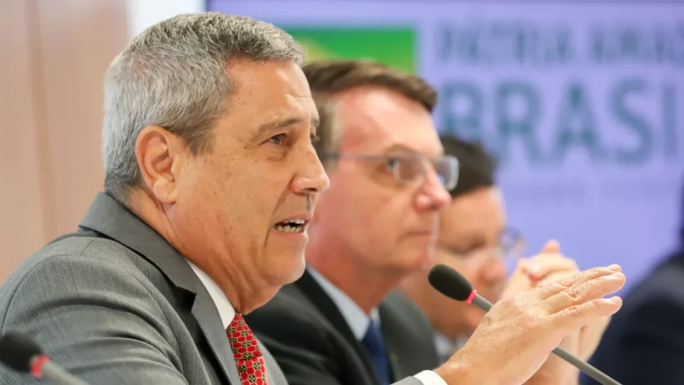 PF aponta violação de medidas cautelares por Braga Netto em mensagem a Bolsonaro