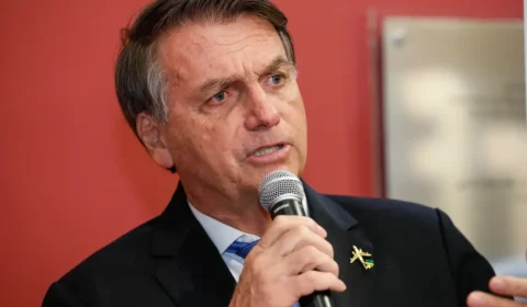 Moraes manda polícia monitorar Bolsonaro em tempo integral para evitar fuga