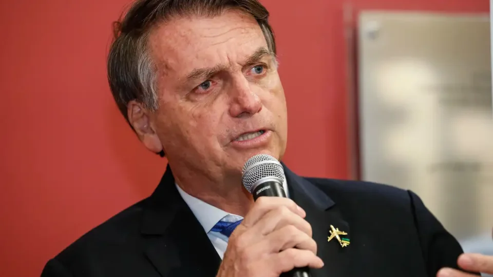 Moraes manda polícia monitorar Bolsonaro em tempo integral para evitar fuga