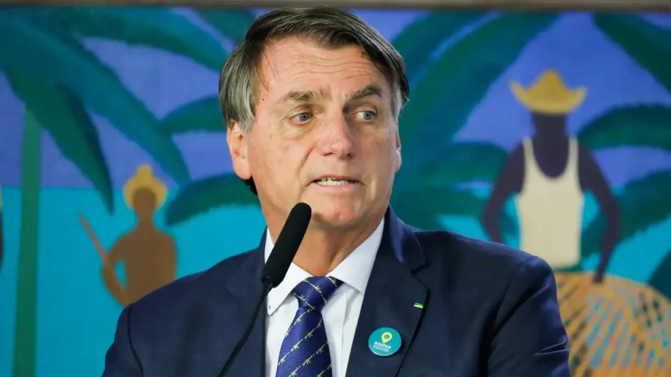 Defesa afirma que Bolsonaro rejeitou ideia de asilo político