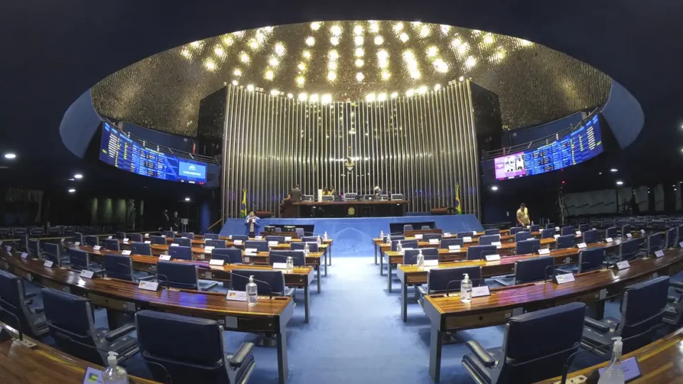 Partidos com ministérios deram quase 60% dos votos em aprovação de urgência para anistia