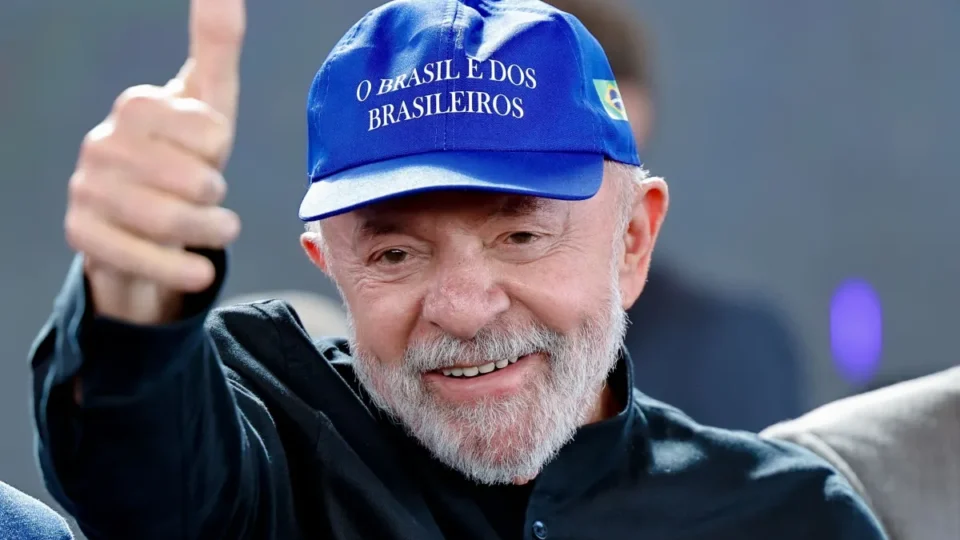 Lula usa boné com slogan nacionalista e dá recados contra tarifaço, Eduardo e big techs