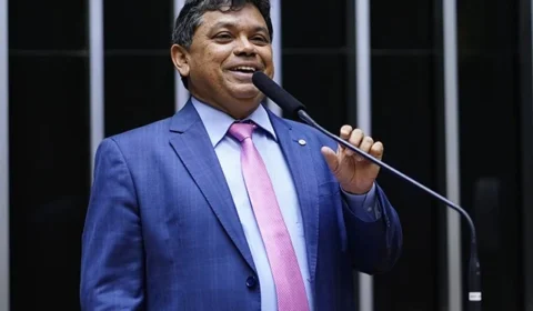 Deputado apresenta projeto que cria crime de ‘lesa-pátria’ e cita Eduardo Bolsonaro