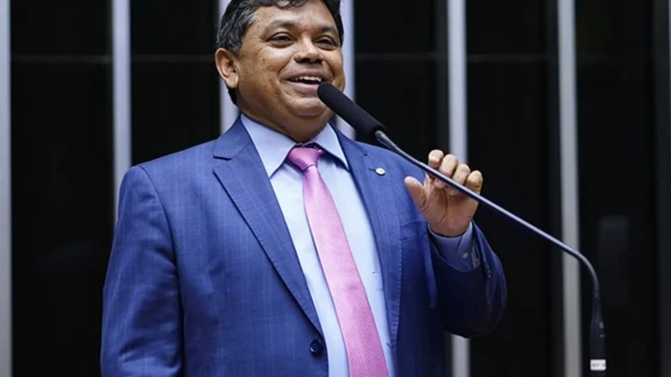 Deputado apresenta projeto que cria crime de ‘lesa-pátria’ e cita Eduardo Bolsonaro