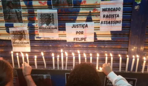 Ato pede justiça para Felipe em frente a supermercado onde ele foi morto por segurança