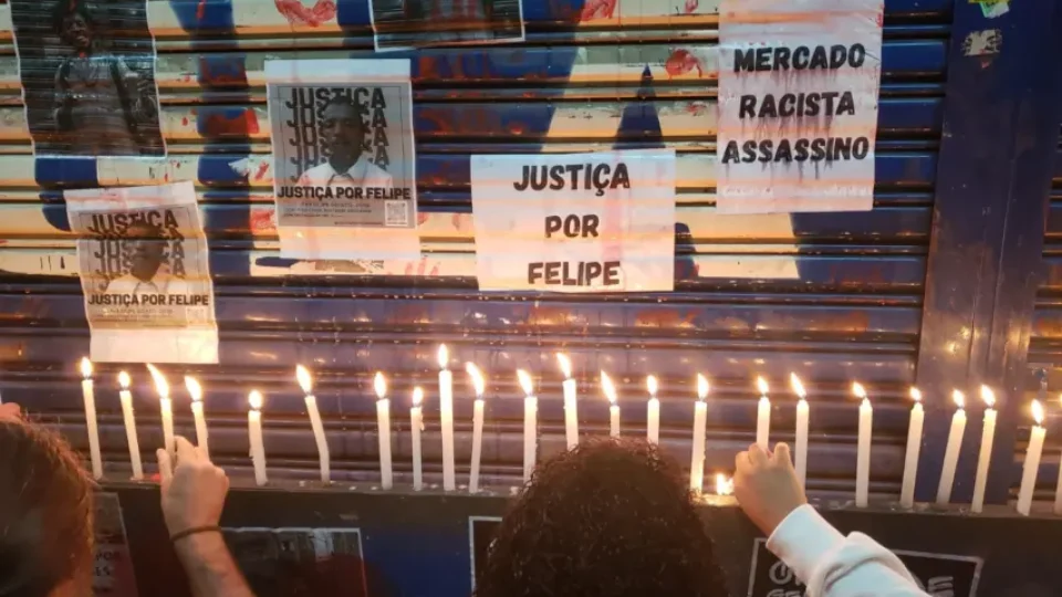 Ato pede justiça para Felipe em frente a supermercado onde ele foi morto por segurança