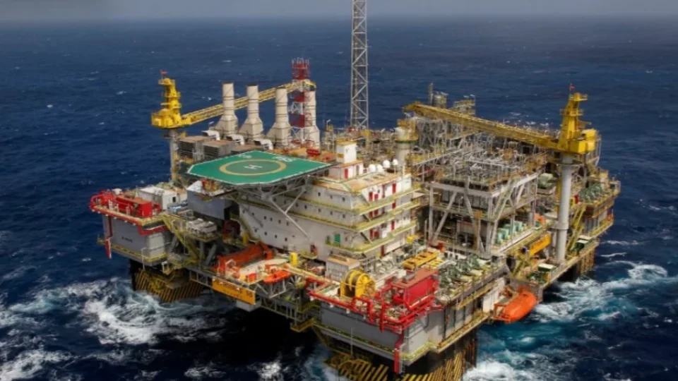 Países ricos aprovam maior liberação de reservas de petróleo da história