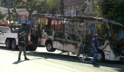 Traficantes usam 13 ônibus como barricada em reação a operação policial no RJ