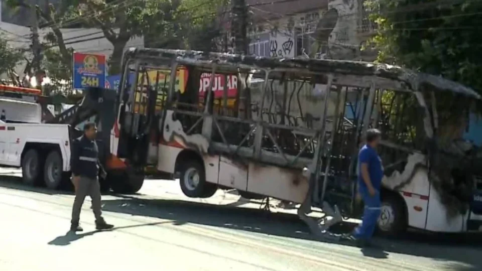 Traficantes usam 13 ônibus como barricada em reação a operação policial no RJ