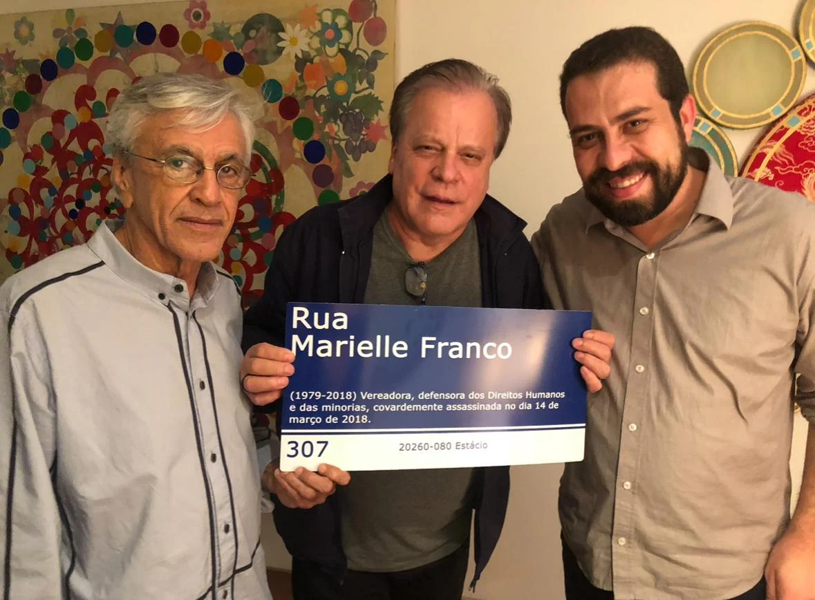 Chico Pinheiro posa ao lado de Caetano Veloso e Guilherme Boulos, homenageando a vereadora Marielle Franco, assassinada no Rio de Janeiro em 2018. Foto: arquivo pessoal / Chico Pinheiro