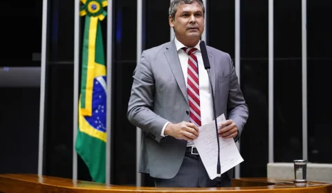 Lindbergh reúne apoio suprapartidário e leva caso Eduardo Bolsonaro ao plenário