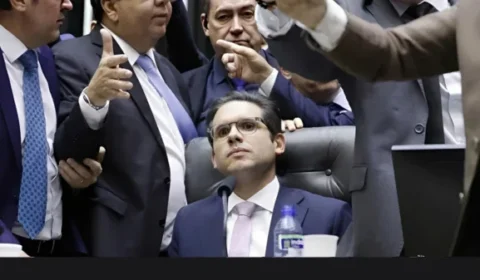 QUEREM FICAR ACIMA DA LEI