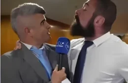 Deputado bolsonarista Paulo Bilynskyj agride Guga Noblat na Câmara