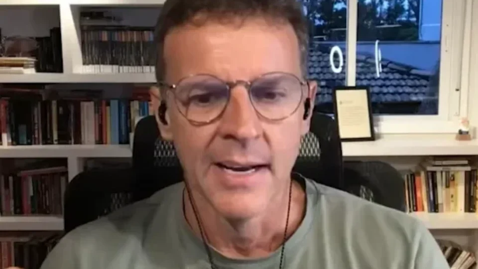 Eduardo Moreira critica ataque da mídia a Guilherme Mello: ‘Covarde’