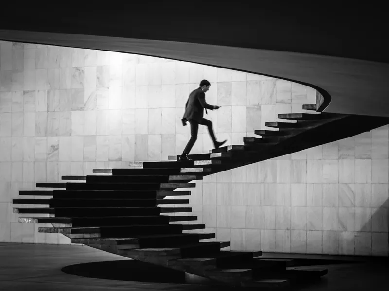A icônica escada do Itamaraty simboliza o papel da diplomacia brasileira: silenciosa, estratégica e essencial para construir caminhos no comércio internacional. Imagem: divulgação
