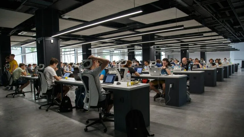 O retorno ao presencial ou a adoção de regimes de trabalho híbridos tem sido uma tendência mundial no cenário pós-pandêmico. Foto: Unsplash/Alex Kotliarskyi
