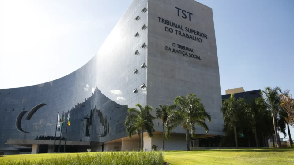 Ministros do TST têm carro de luxo e auxílios que chegam a R$ 176 mil por mês