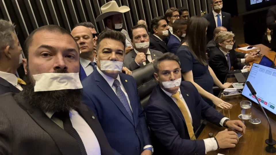 Para salvar seu líder, bolsonaristas ameaçam isenção do IR de quem ganha até R$ 3 mil
