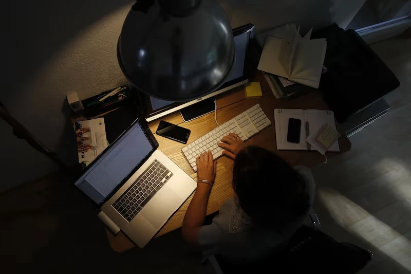 O trabalho home office, embora tenha muitas vantagens, também deve ser acompanhado de uma rotina de autocuidado e imposição de limites para garantir um equilíbrio entre vida profissional e saúde mental. Foto: Bloomberg/Stefan Wermuth