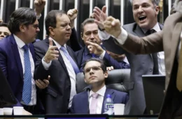 Hugo Motta pauta isenção do IR até R$ 5 mil e tenta reafirmar autoridade na Câmara