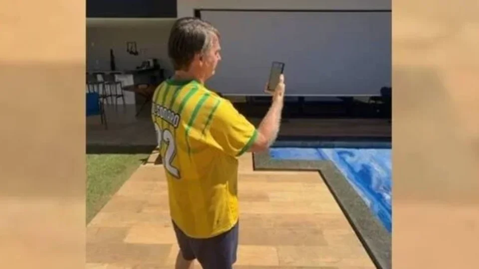 Bolsonaro recebe autorização para visitas de familiares durante prisão domiciliar