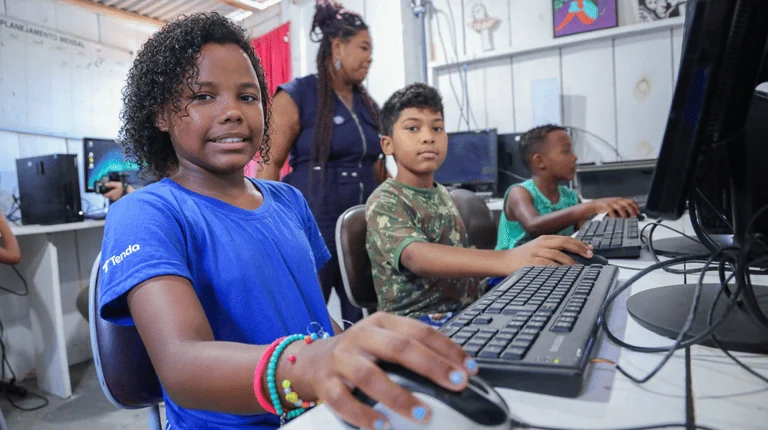 Crianças participam de oficina de informática em centro comunitário, exemplo de ação que promove inclusão digital e acesso à tecnologia no Brasil. Imagem: Gov.br 