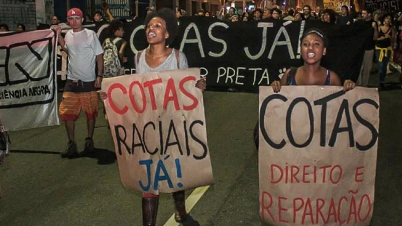 Cotas abrem portas para quem sempre teve as oportunidades fechadas. É sobre justiça, não privilégio. Imagem: Alma Preta Jornalismo