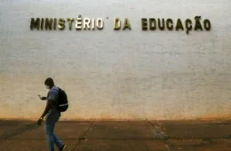 Após afirmar ter garantido verba, MEC não compra todos os livros didáticos para 2026