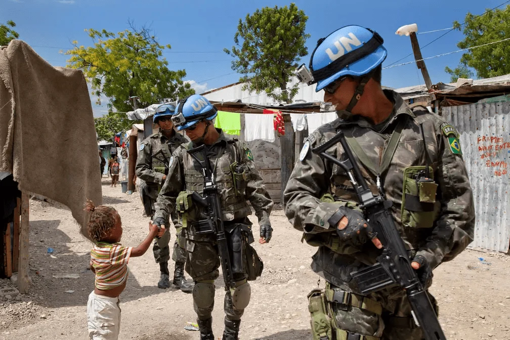 Missao brasileira Haiti A Missão das Nações Unidas para a Estabilização do Haiti (MINUSTAH), liderada pelo Brasil entre 2004 e 2017, marcou a maior participação brasileira em uma operação de paz da ONU. Imagem: divulgação