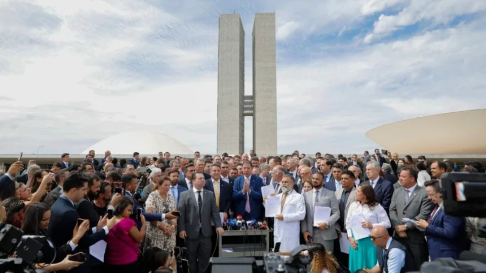 Invadiram o Congresso em 2023 e agora em 2025: oposição sequestra e ataca o Brasil