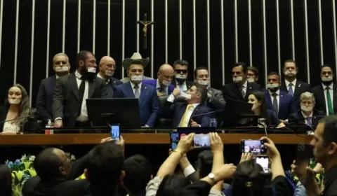 Impasse sobre fim do foro expõe racha no Centrão e enterra anistia