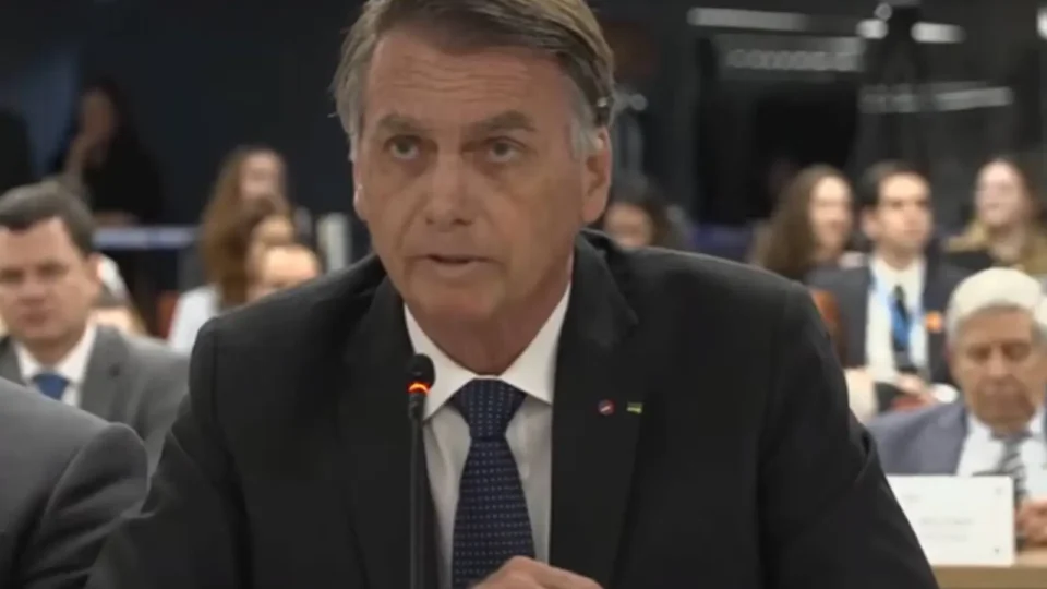 PF diz que Bolsonaro burlou STF e encaminhou 300 vídeos pelo WhatsApp