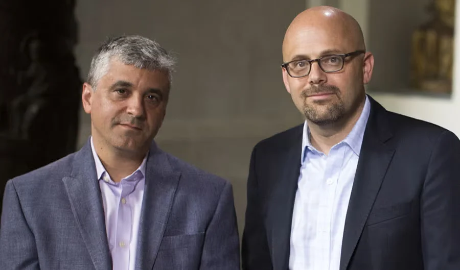 Steven Levitsky e Daniel Ziblatt, professores de Ciência Política da Universidade de Harvard, autores do livro "Como as democracias morrem", lançado em 2018. Foto: Stephanie Mitchell