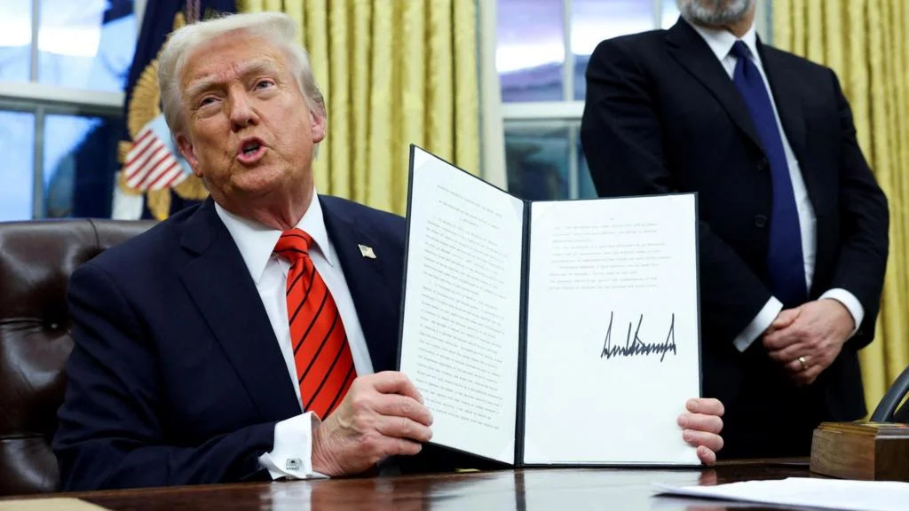 Em 2025, as exportações brasileiras para os EUA caíram 12% por causa das novas tarifas impostas pelo governo Trump. Imagem: Kevin Lamarque/Reuters