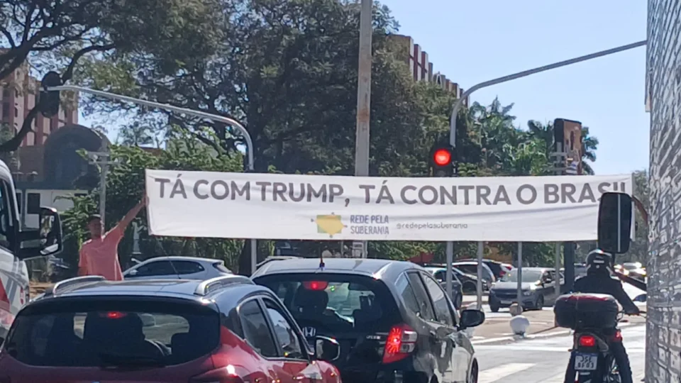 Coletivo promove ‘faixaço’ pela soberania e contra as medidas de Trump em Brasília