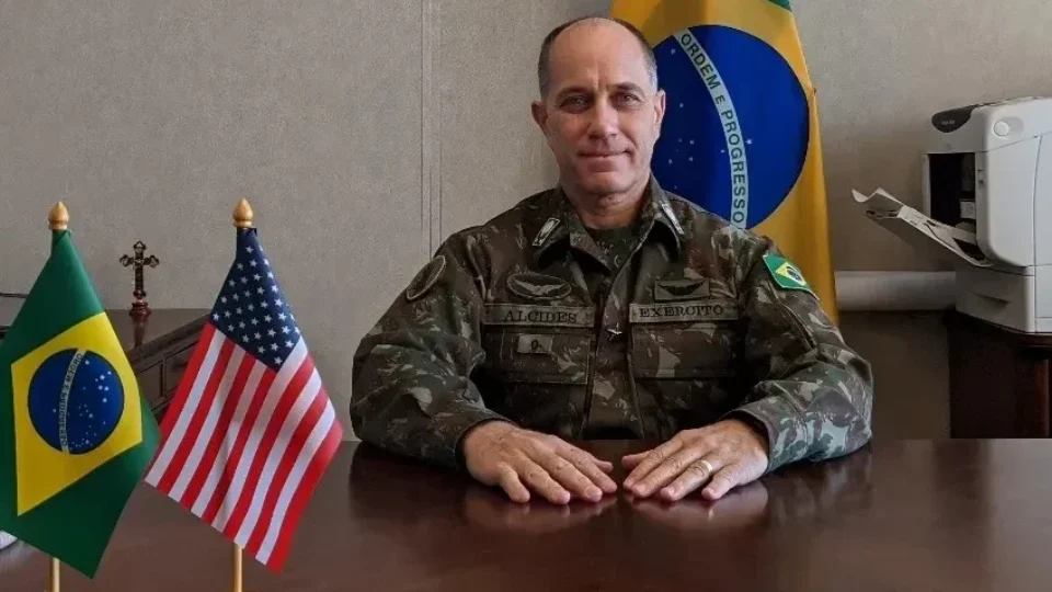 General que foi subordinado dos EUA chega ao topo do Exército brasileiro