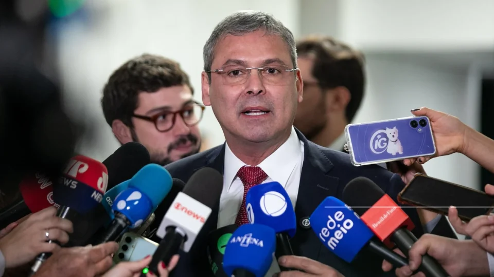 Líder do PT protocola pedido de CPI para investigar infiltração do PCC em fintechs