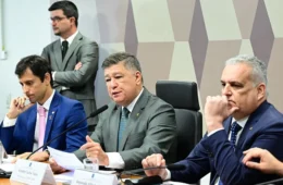 Presidente de CPI do INSS ameaça suspender acesso de jornalista que fotografar tela de celular