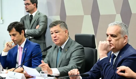 Presidente de CPI do INSS ameaça suspender acesso de jornalista que fotografar tela de celular